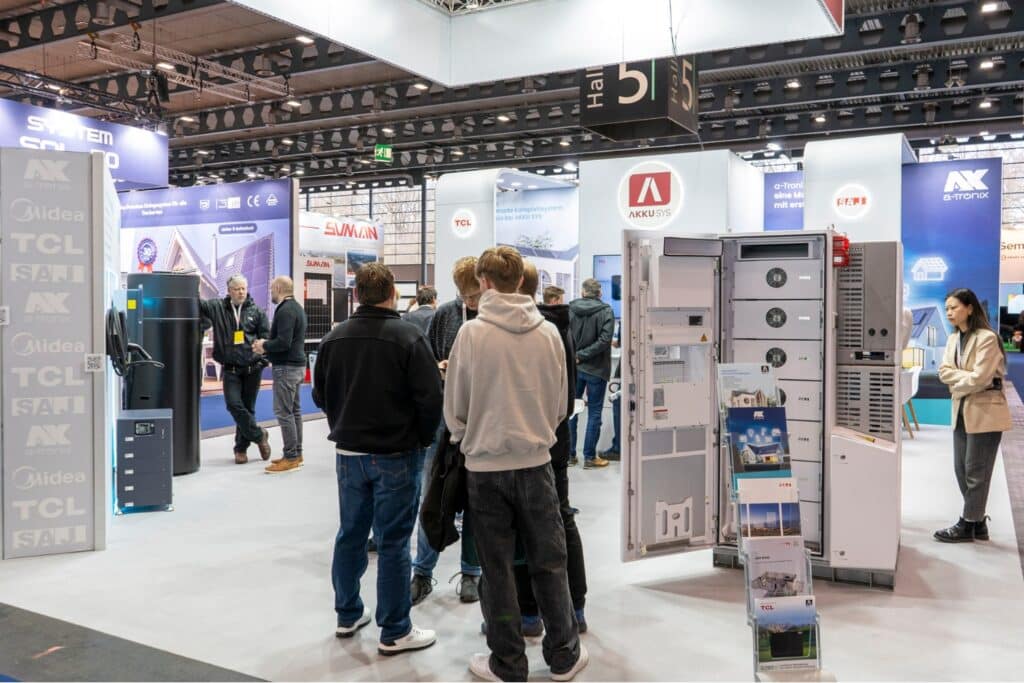 AKKU SYS trade fair stand at Solar Solutions Bremen 2025 with visitors, information material and energy systems on display.
