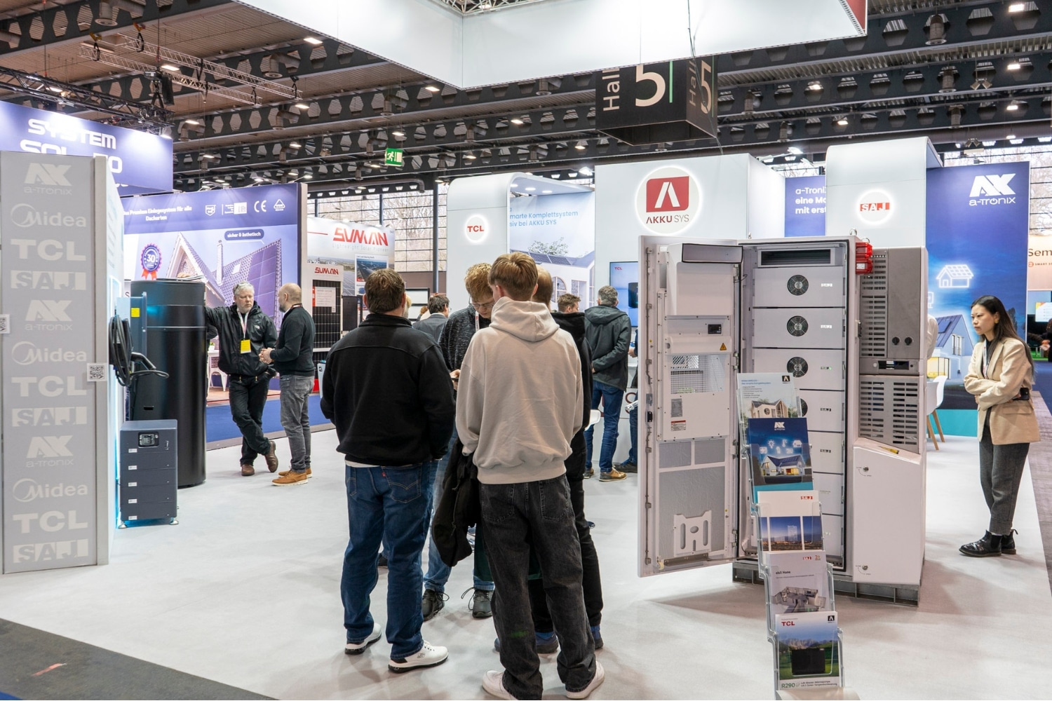 AKKU SYS trade fair stand at Solar Solutions Bremen 2025 with visitors, information material and energy systems on display.