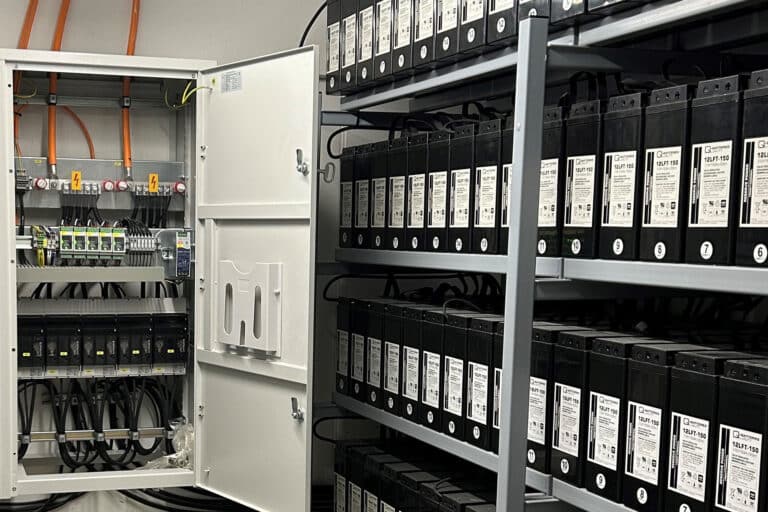 A battery-operated emergency power system in a high-rise apartment block is particularly space-saving.