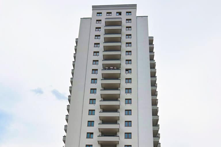 This high-rise building from Bonava was equipped with a battery-supported emergency power system from AKKU SYS.