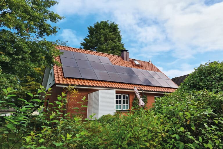 Detached house with a photovoltaic system on the roof.
