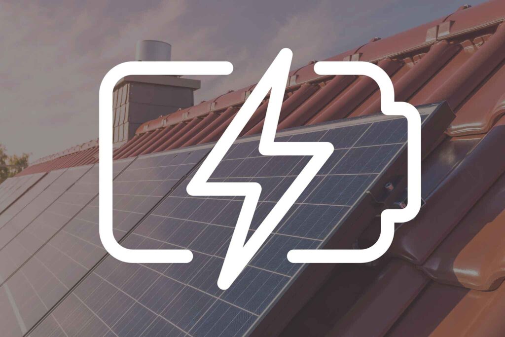 Symbol of a battery with a PV system on a roof in the background.