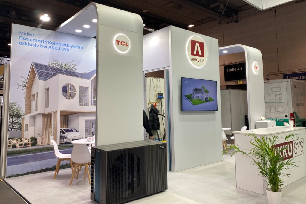 AKKU SYS exhibition stand with TCL heat pump